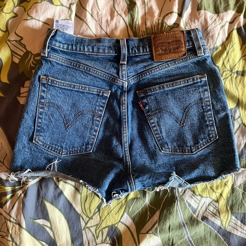 Levi’s Ribcage Shorts - Picture 2 of 2